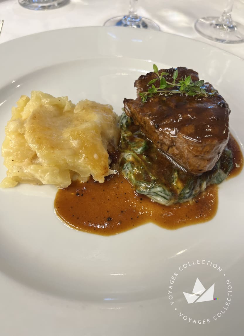 Principal: Medalhão de Filet Mignon, espinafre cremoso e batata au gratin