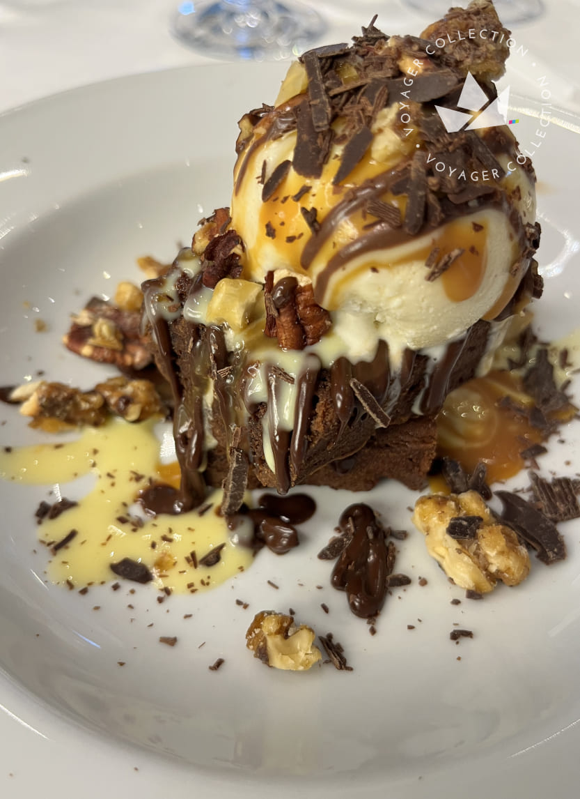 Sobremesa: Brownie de chocolate, caramelo salgado e sorvete de baunilha