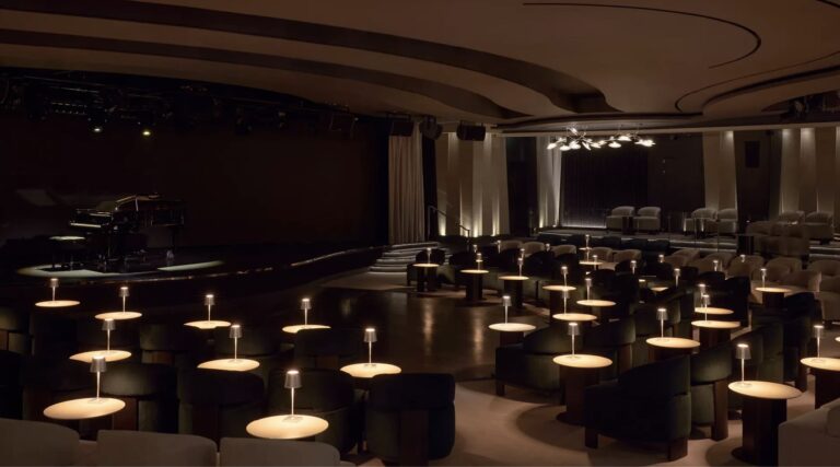 Journeys Lounge | Explora I